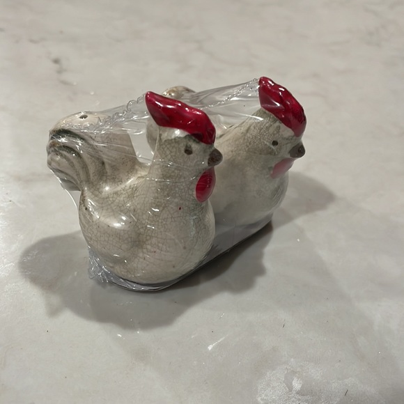 Hen & Rooster Salt and Pepper Shakers/Transpac/NWT - Picture 3 of 5